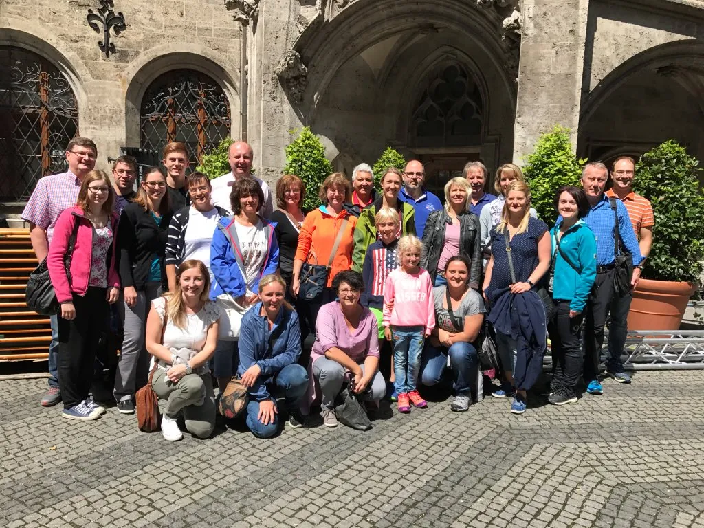 Gruppenfoto des Kanzleiteams mit rund dreißig Personen in einem Innenhof